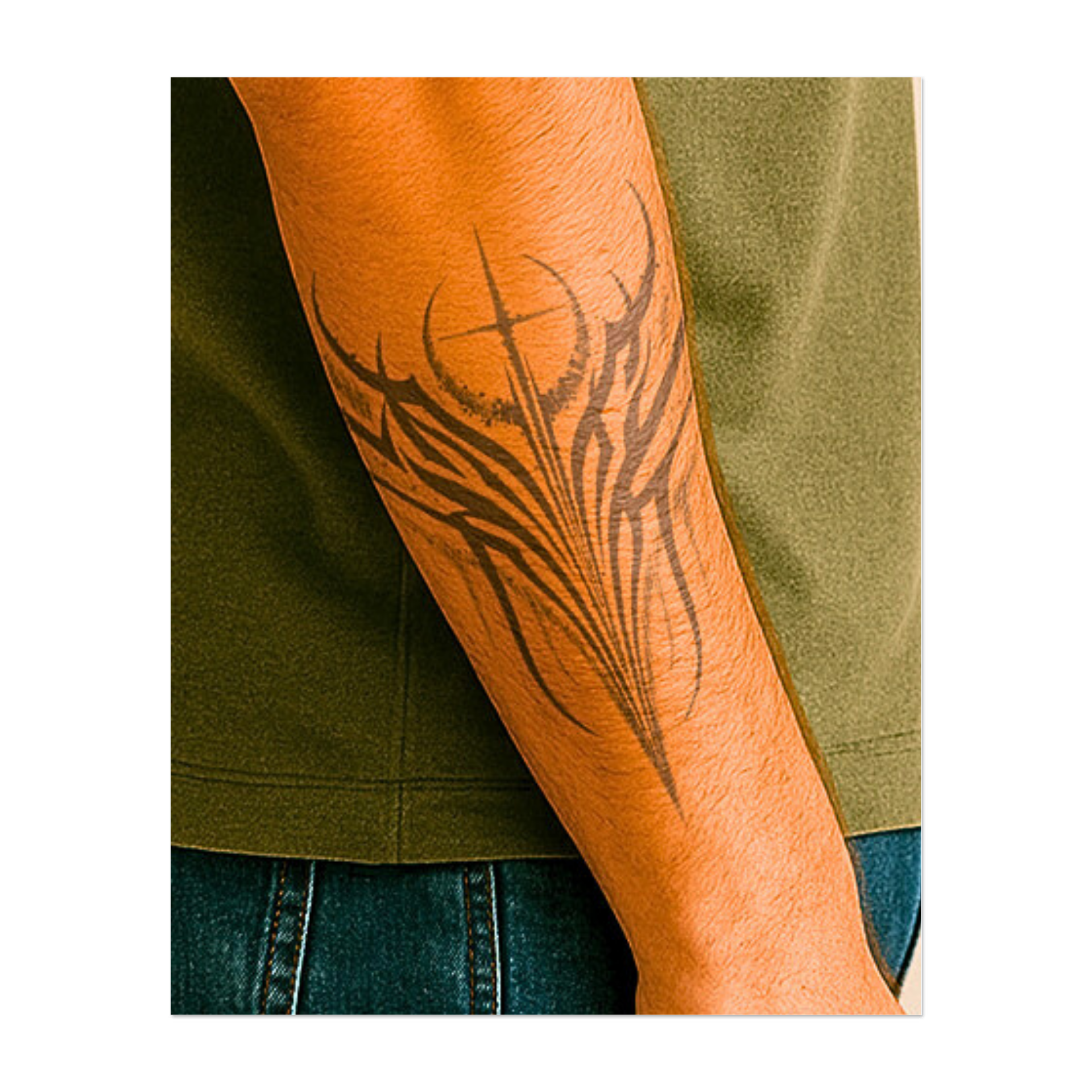 Un audace disegno tribale con linee pulite e curve, con una croce centrale in alto. Questo tatuaggio unisce forza ed energia spirituale ed è un potente simbolo di fede, protezione e resilienza.