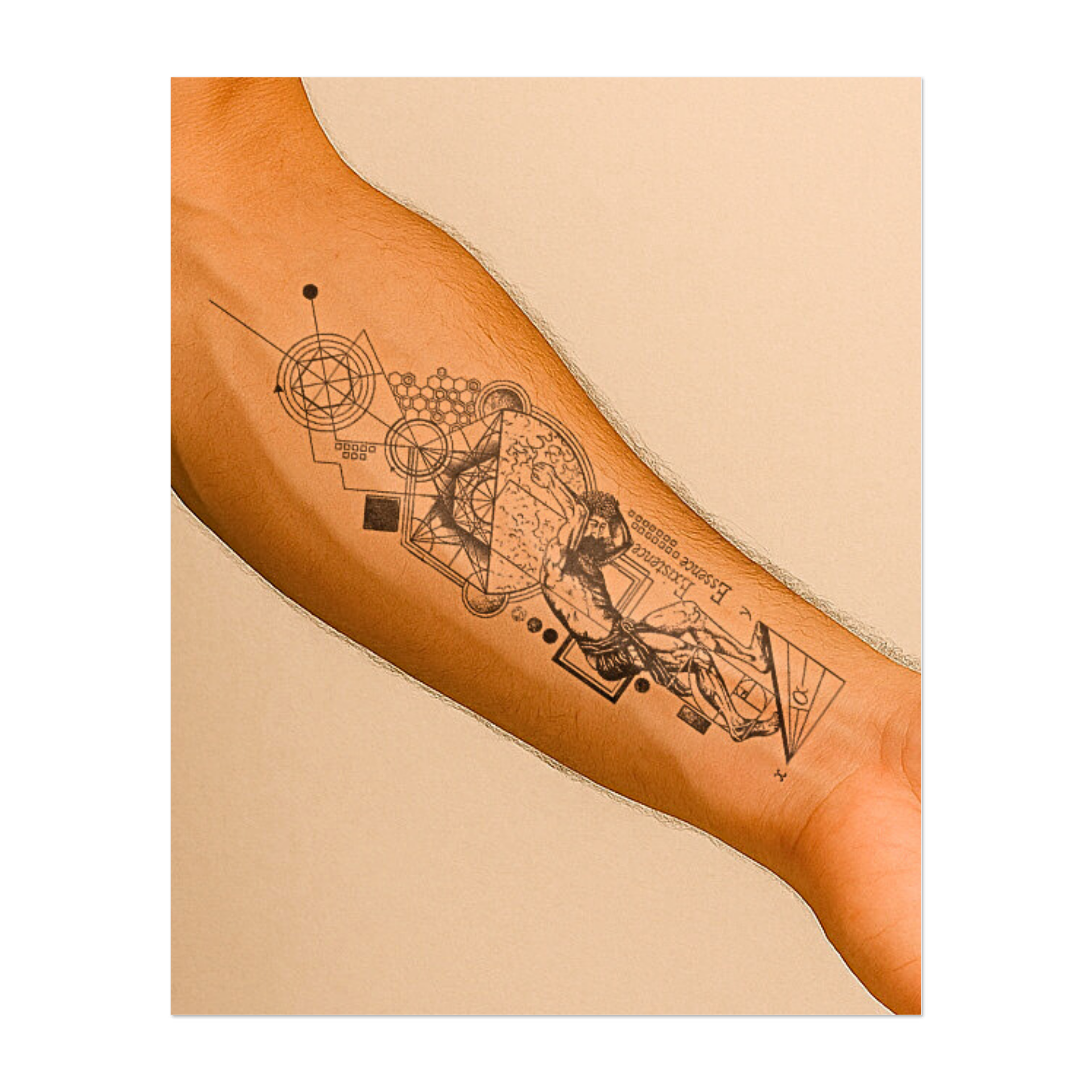 Una figura muscolosa spinge verso l'alto una sfera strutturata, circondata da complesse forme geometriche, simboli matematici ed elementi astratti. Questo tatuaggio temporaneo combina l'anatomia classica con la precisione scientifica e simboleggia la lotta per la conoscenza, l'ordine e la resistenza umana.