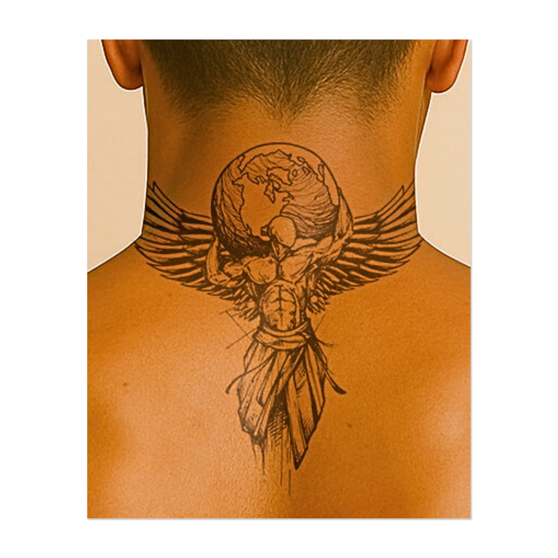 Questo potente tatuaggio raffigura una figura muscolosa e alata che sostiene il peso della terra sulle spalle. Vestito con una veste fluente e decorato con linee audaci, questo disegno simboleggia forza, sacrificio e dovere divino, dove il mito incontra la protezione celeste.
