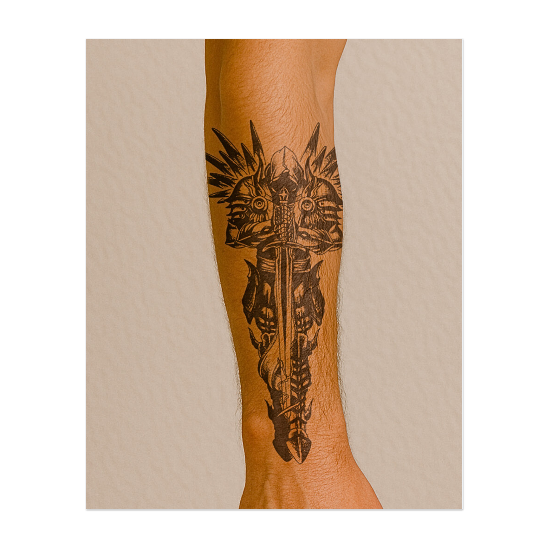 Questo potente tatuaggio raffigura un guerriero pesantemente corazzato, avvolto nell'oscurità, che impugna un'enorme spada puntata verso il basso. Con le sue spalline chiodate e l'elmo con cappuccio, la figura trasuda forza, disciplina e silenziosa vigilanza, incarnando l'eterno guardiano, forgiato nell'ombra e nell'acciaio.