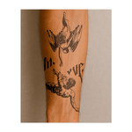 Un angelo scende dall'alto, mentre una figura muscolosa si erge dal basso. Le loro mani si stringono l'una all'altra su una scrittura gotica stilizzata. Questa potente composizione cattura la tensione tra cielo e terra, redenzione e lotta.