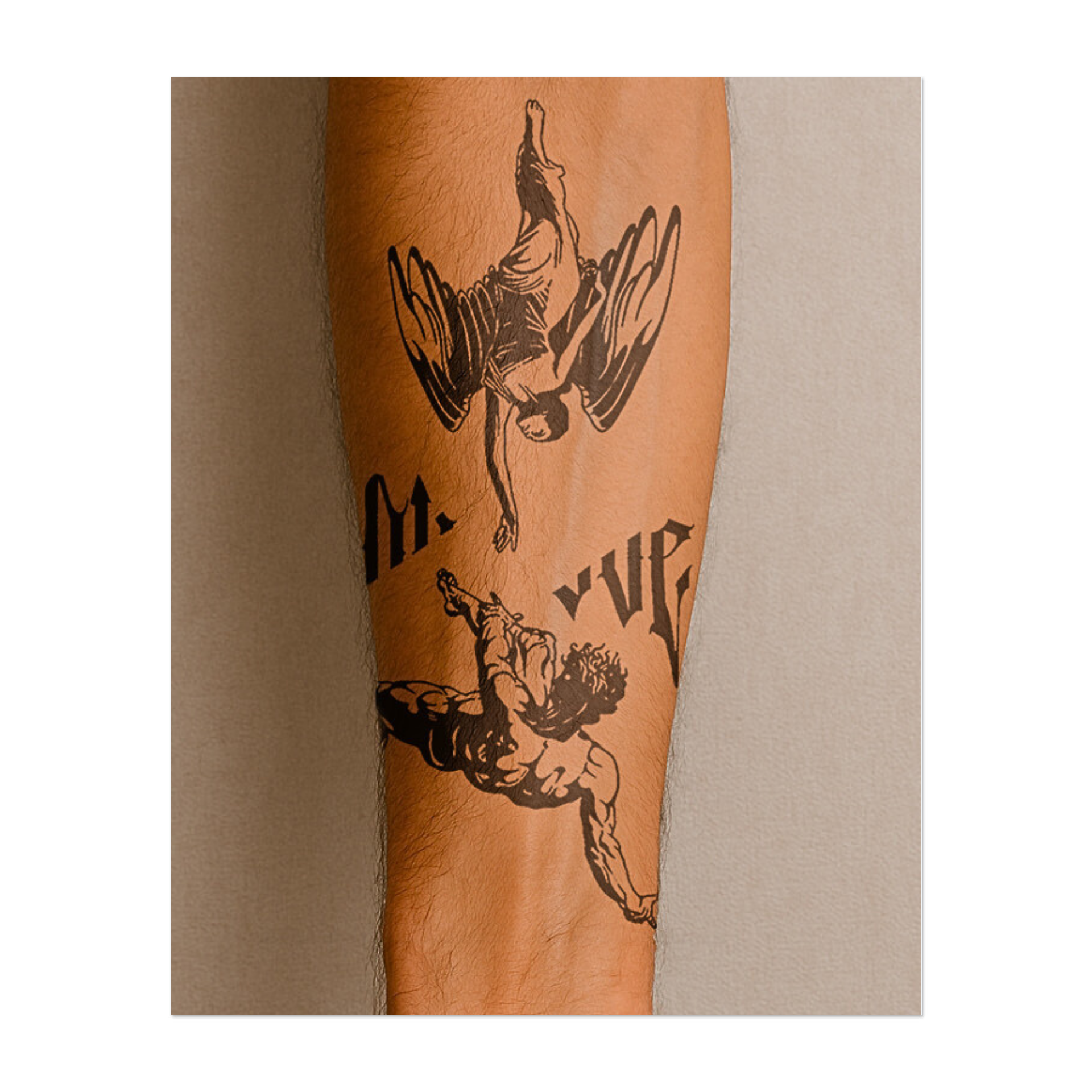 Un angelo scende dall'alto, mentre una figura muscolosa si erge dal basso. Le loro mani si stringono l'una all'altra su una scrittura gotica stilizzata. Questa potente composizione cattura la tensione tra cielo e terra, redenzione e lotta.