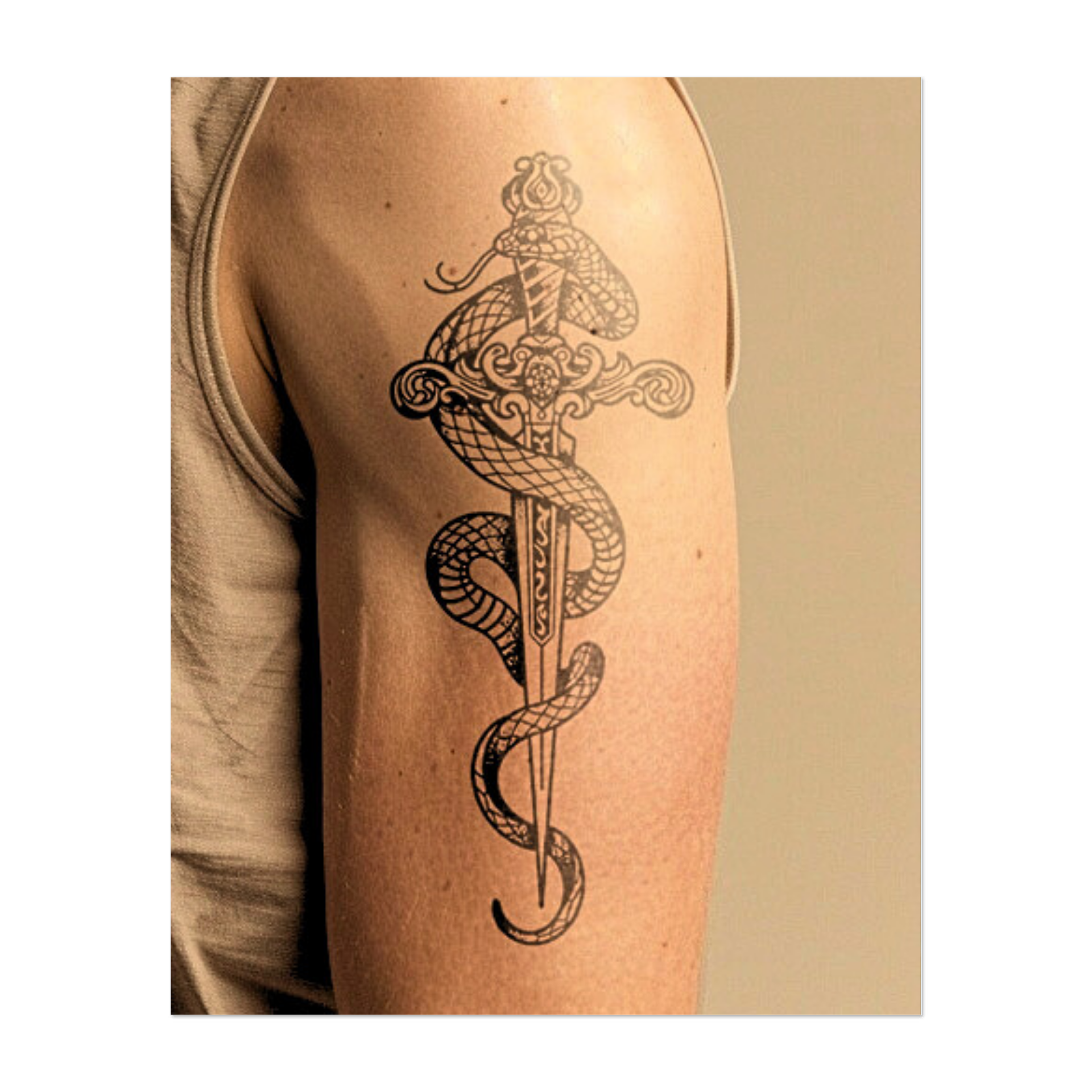 Questo intricato tatuaggio raffigura un serpente avvolto attorno a un pugnale decorato. La sua lingua sporge da una testa dettagliata appollaiata sull'elsa. Simboleggia eleganza mortale, dualità e saggezza protettiva, evocando l'equilibrio tra pericolo e controllo.