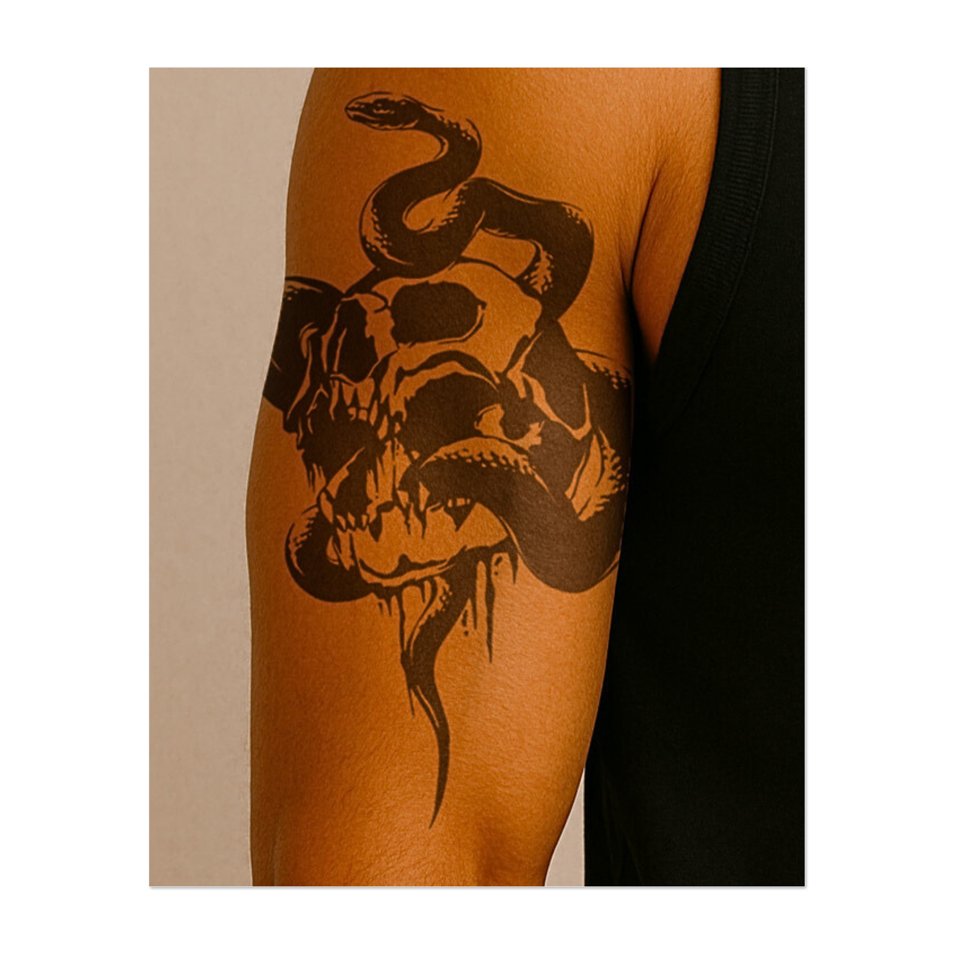 Un sinistro serpente nero si avvolge attorno a un teschio fuso, combinando morte e pericolo in un'immagine suggestiva. La decadenza gocciolante e le curve sinuose creano un'estetica gotica e oscura, ricca di simbolismo minaccioso e di cruda intensità.