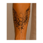 Questo sorprendente tatuaggio raffigura una figura muscolosa e alata in volo, con un'aureola radiosa al posto della testa, a simboleggiare la trascendenza e l'energia divina. Le ali spiegate e il movimento verso l'alto simboleggiano la liberazione, l'elevazione spirituale e il perseguimento di uno scopo superiore.