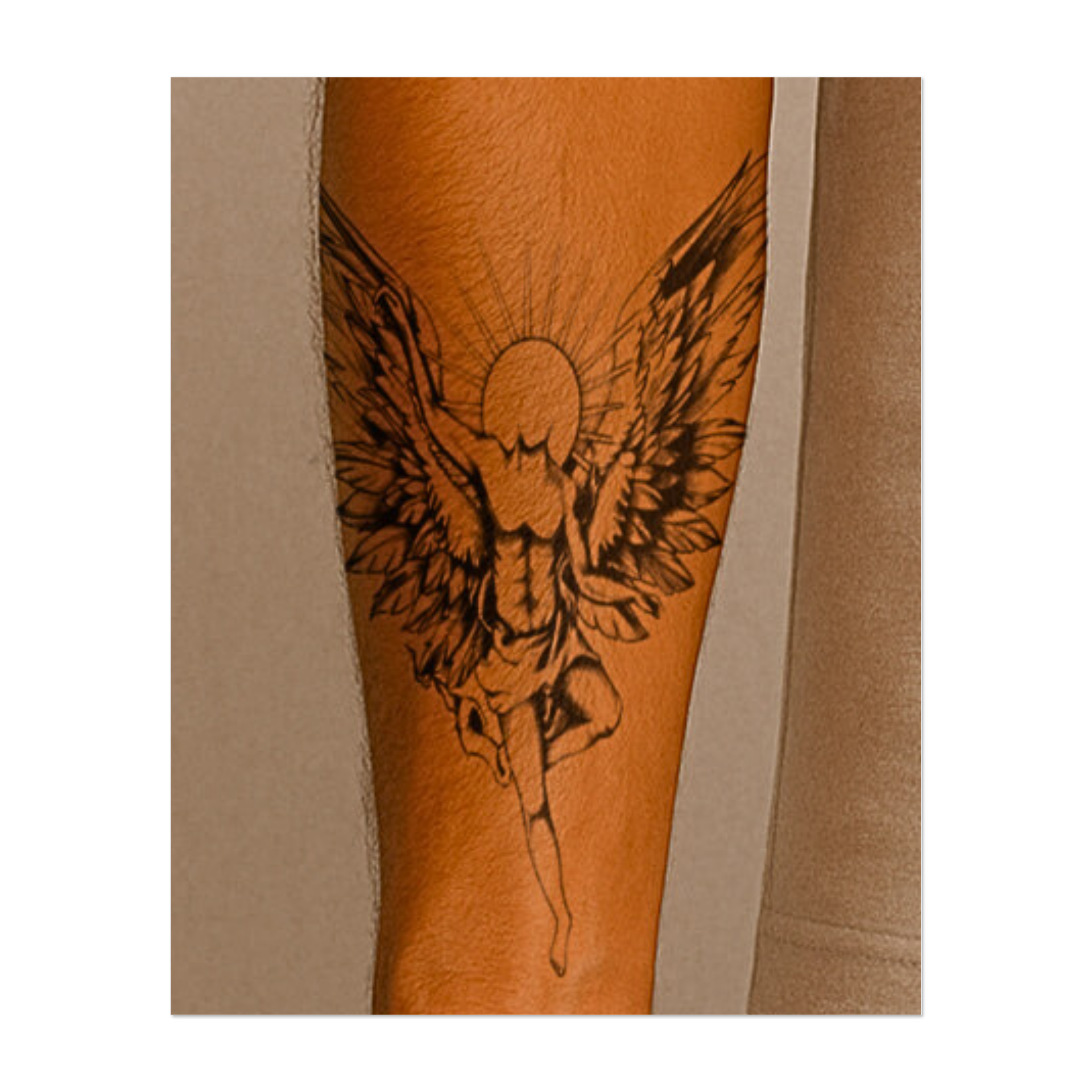 Questo sorprendente tatuaggio raffigura una figura muscolosa e alata in volo, con un'aureola radiosa al posto della testa, a simboleggiare la trascendenza e l'energia divina. Le ali spiegate e il movimento verso l'alto simboleggiano la liberazione, l'elevazione spirituale e il perseguimento di uno scopo superiore.