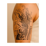 Un dinamico pesce koi salta tra le onde vorticose in questo audace design tradizionale. Le squame dettagliate e i movimenti fluidi simboleggiano forza, resistenza e trasformazione. Richiamano l'arte orientale senza tempo e la crescita personale.