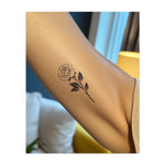 Una rosa delicata con petali lunghi e foglie eleganti. Questo tatuaggio simboleggia amore, bellezza ed eleganza ed è perfetto per chi apprezza la semplicità e la bellezza senza tempo.