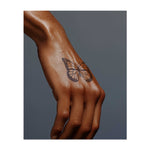 Una graziosa farfalla con ali dettagliate. Questo tatuaggio simboleggia trasformazione, libertà e bellezza, perfetto per chi abbraccia il cambiamento e la leggerezza della vita.