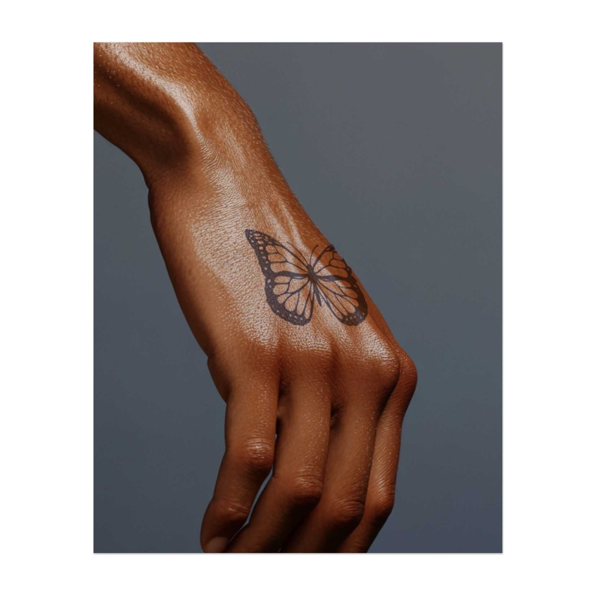 Una graziosa farfalla con ali dettagliate. Questo tatuaggio simboleggia trasformazione, libertà e bellezza, perfetto per chi abbraccia il cambiamento e la leggerezza della vita.