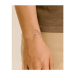 Un disegno di fiamma semplice ma accattivante. Questo tatuaggio simboleggia passione, energia e trasformazione ed è perfetto per chi abbraccia il potere del fuoco per accendere il proprio spirito e alimentare la propria motivazione.
