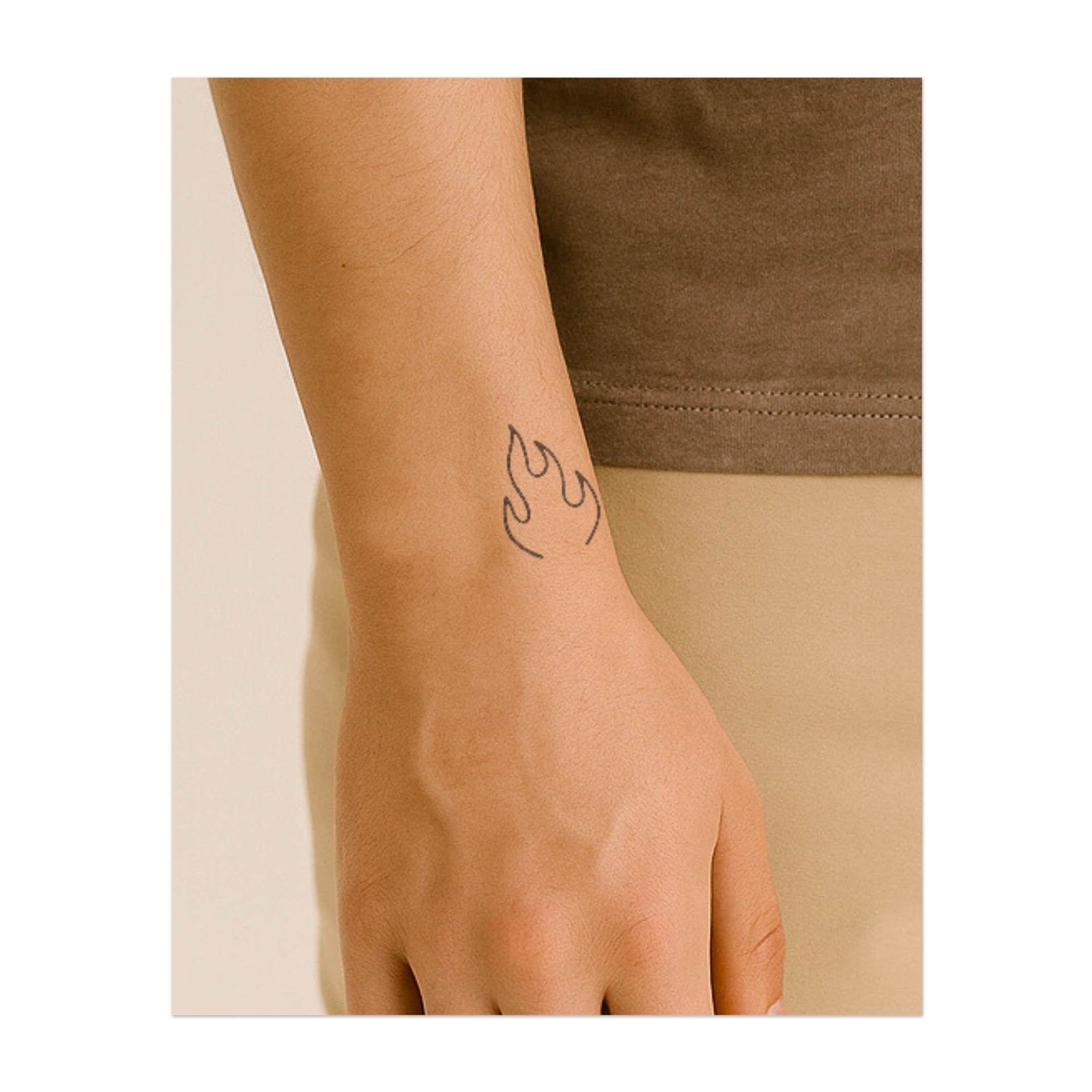 Un disegno di fiamma semplice ma accattivante. Questo tatuaggio simboleggia passione, energia e trasformazione ed è perfetto per chi abbraccia il potere del fuoco per accendere il proprio spirito e alimentare la propria motivazione.
