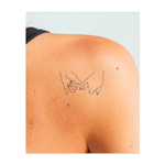 Due mani che si tengono delicatamente, simbolo di amore, fiducia e connessione. Questo tatuaggio rappresenta l'unità e la connessione tra le persone, perfetto per chi dà valore alle relazioni strette.