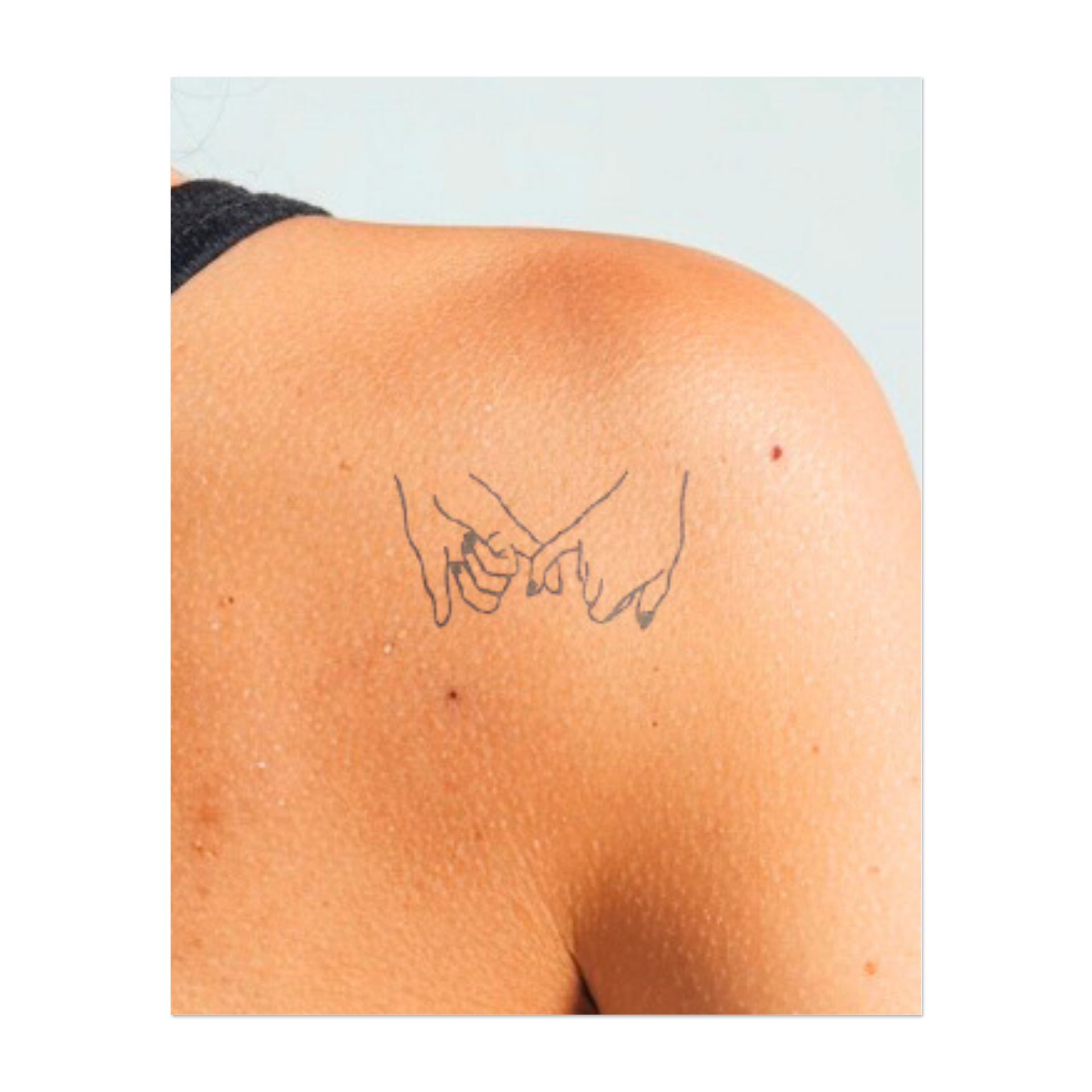 Due mani che si tengono delicatamente, simbolo di amore, fiducia e connessione. Questo tatuaggio rappresenta l'unità e la connessione tra le persone, perfetto per chi dà valore alle relazioni strette.