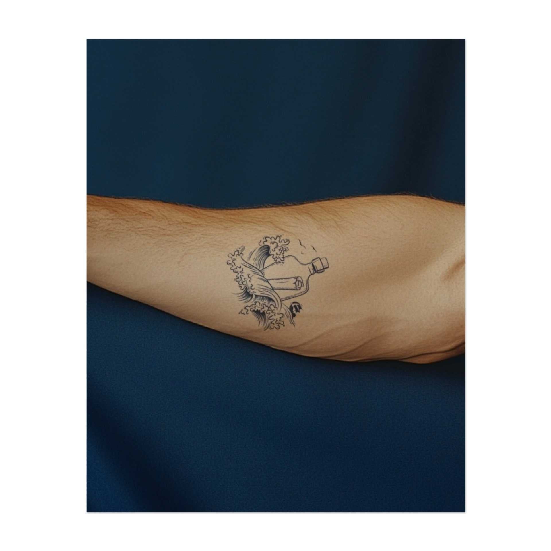 Un messaggio in una bottiglia, intrappolato tra le onde, circondato dall'acqua che lambisce il mare. Questo tatuaggio simboleggia una storia da scoprire e rappresenta l'avventura, il mistero e l'ignoto. Perfetto per chi ama le storie sul mare.