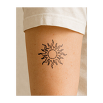 Un sole forte e luminoso con raggi ondulati. Questo tatuaggio rappresenta calore, energia e positività e simboleggia il potere del sole di portare luce e speranza nel mondo. Perfetto per chi abbraccia la vita con passione e luce.