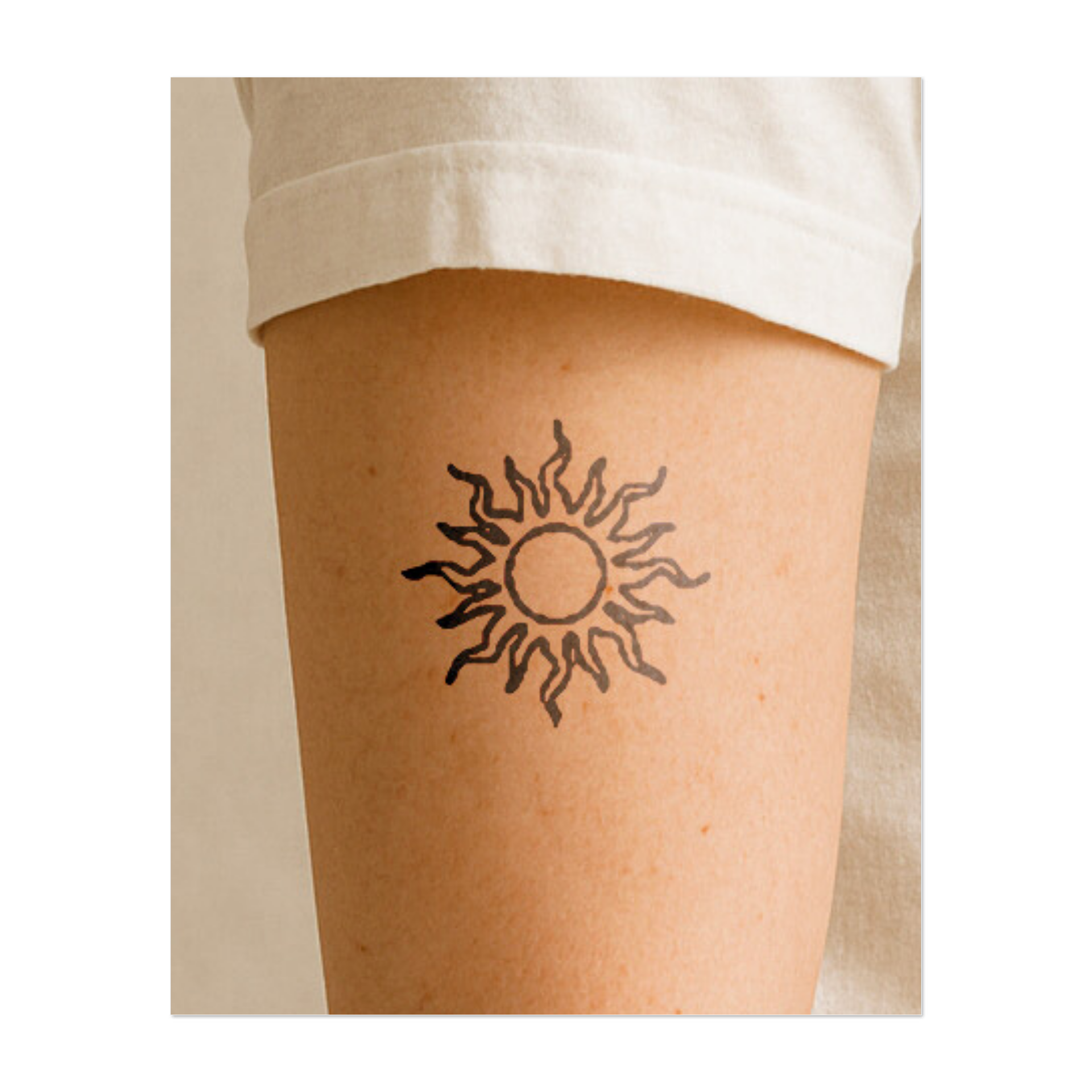 Un sole forte e luminoso con raggi ondulati. Questo tatuaggio rappresenta calore, energia e positività e simboleggia il potere del sole di portare luce e speranza nel mondo. Perfetto per chi abbraccia la vita con passione e luce.