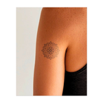 Un mandala splendidamente dettagliato con elaborati disegni floreali. Questo tatuaggio simboleggia equilibrio, armonia e crescita spirituale ed è perfetto per chi apprezza la pace interiore e la simmetria.