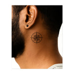 Una bussola con punte affilate e dettagliate. Questo tatuaggio simboleggia direzione, guida e avventura, perfetto per chi cerca uno scopo nella vita e apprezza l'emozione della scoperta nel proprio viaggio.