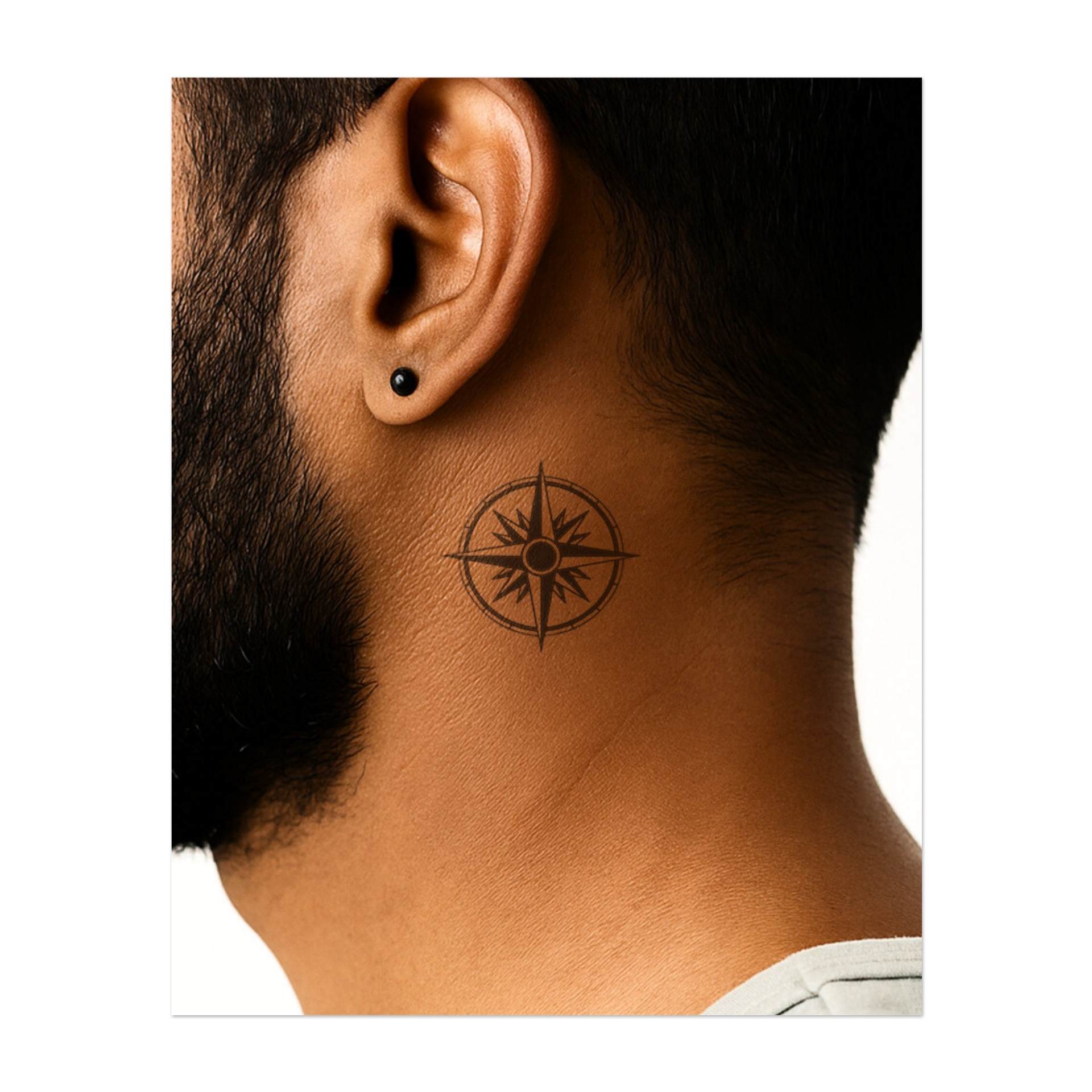 Una bussola con punte affilate e dettagliate. Questo tatuaggio simboleggia direzione, guida e avventura, perfetto per chi cerca uno scopo nella vita e apprezza l'emozione della scoperta nel proprio viaggio.