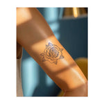 Una bellissima rosa ricca di dettagli, in piena fioritura e con foglie rigogliose. Questo tatuaggio simboleggia amore, bellezza ed eleganza, perfetto per chi apprezza la bellezza senza tempo e la delicatezza della vita.