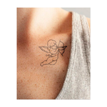Un cherubino giocoso che mira con arco e frecce. Questo tatuaggio simboleggia l'amore, l'affetto e il potere della connessione, perfetto per chi crede nella magia dell'amore e del destino.