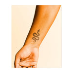 Un serpente snello e sinuoso che si contorce con grazia. Questo tatuaggio rappresenta trasformazione, forza e adattabilità ed è perfetto per chi abbraccia il cambiamento e il potere del rinnovamento.