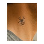 Un ragno forte e dettagliato con le zampe distese. Questo tatuaggio simboleggia pazienza, potere e protezione ed è perfetto per chi apprezza la forza e la capacità di affrontare le sfide della vita con precisione.