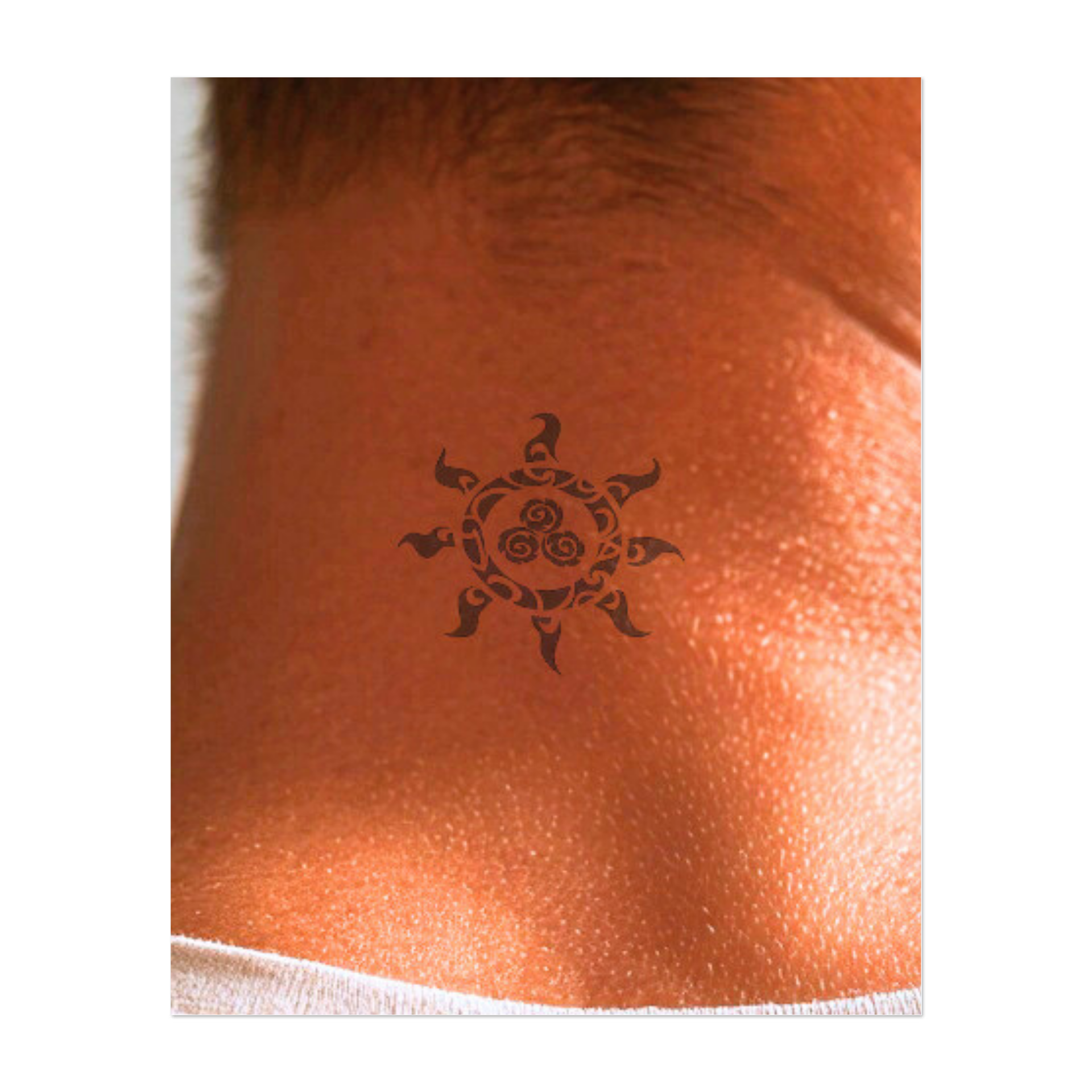 Un motivo solare circondato da motivi tribali elaborati simboleggia la vita e l'energia. Questo tatuaggio rappresenta la forza e il ciclo infinito della natura ed è perfetto per chi apprezza l'equilibrio e il legame con la terra.