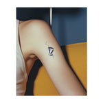 Un contorno labbra semplice e fluido, con un tocco di delicatezza. Questo tatuaggio simboleggia bellezza, attrazione e connessione, perfetto per chi abbraccia la sensualità e il potere dell'espressione.