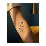 Due volti si uniscono per baciarsi, formando un cuore sopra di loro. Questo tatuaggio rappresenta amore, connessione e intimità, perfetto per chi apprezza i legami emotivi profondi.