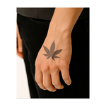 Una foglia di cannabis dettagliata. Questo tatuaggio simboleggia libertà, crescita e connessione con la natura, ideale per chi abbraccia il potere della natura e le sue proprietà curative.