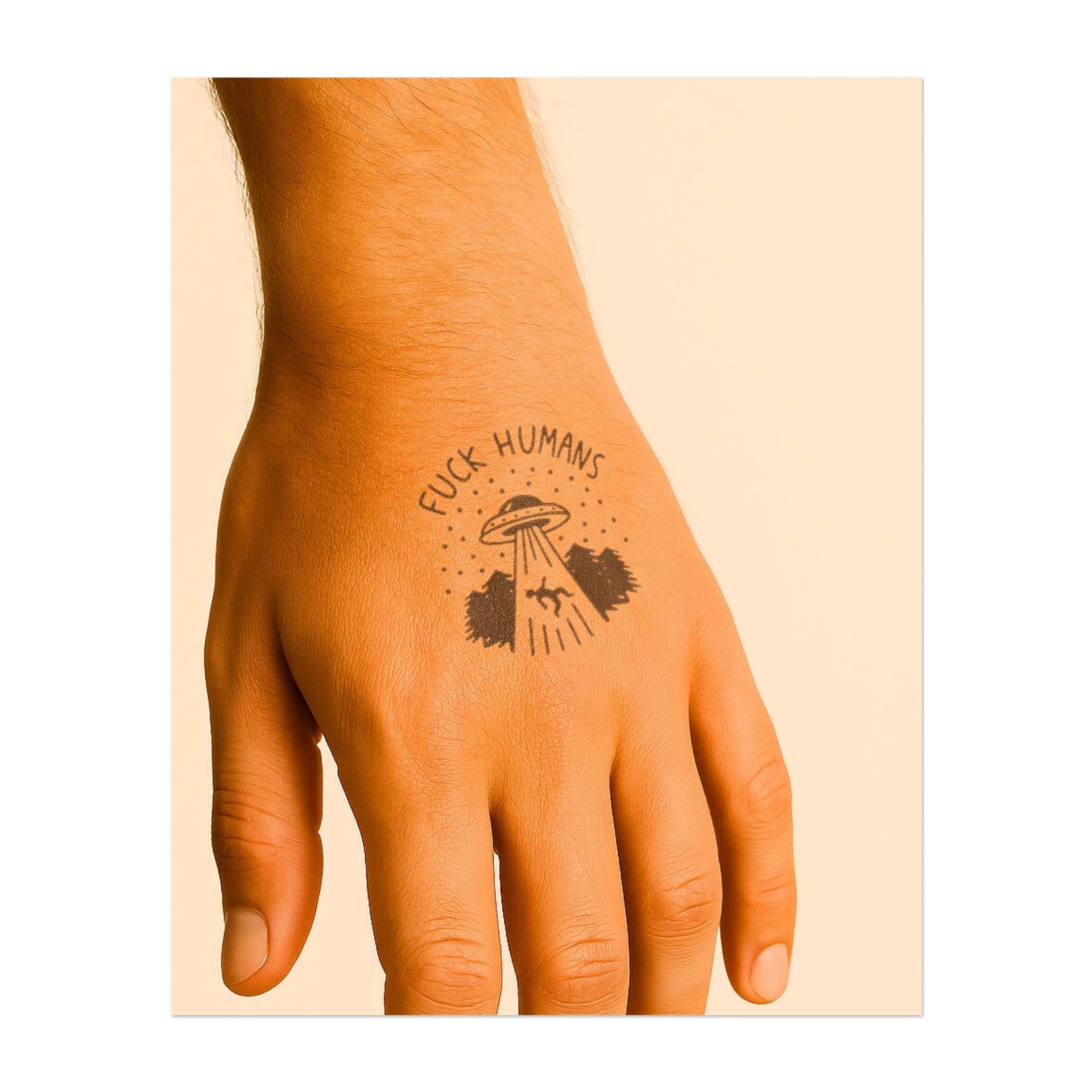 Un UFO che trasporta una persona con la scritta "FUCK HUMANS" sopra. Questo tatuaggio audace e divertente cattura una prospettiva ribelle e soprannaturale, perfetto per chi ama l'umorismo anticonformista.