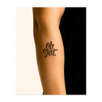 Un potente "Oh Shit" in un carattere dinamico e fluido. Questo tatuaggio cattura un momento divertente e attuale, perfetto per chi affronta la vita con umorismo e un atteggiamento rilassato.