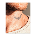 Una silhouette di pipistrello semplice, audace e pulita. Questo tatuaggio simboleggia mistero, libertà ed energia notturna, perfetto per chi trova forza nell'oscurità.