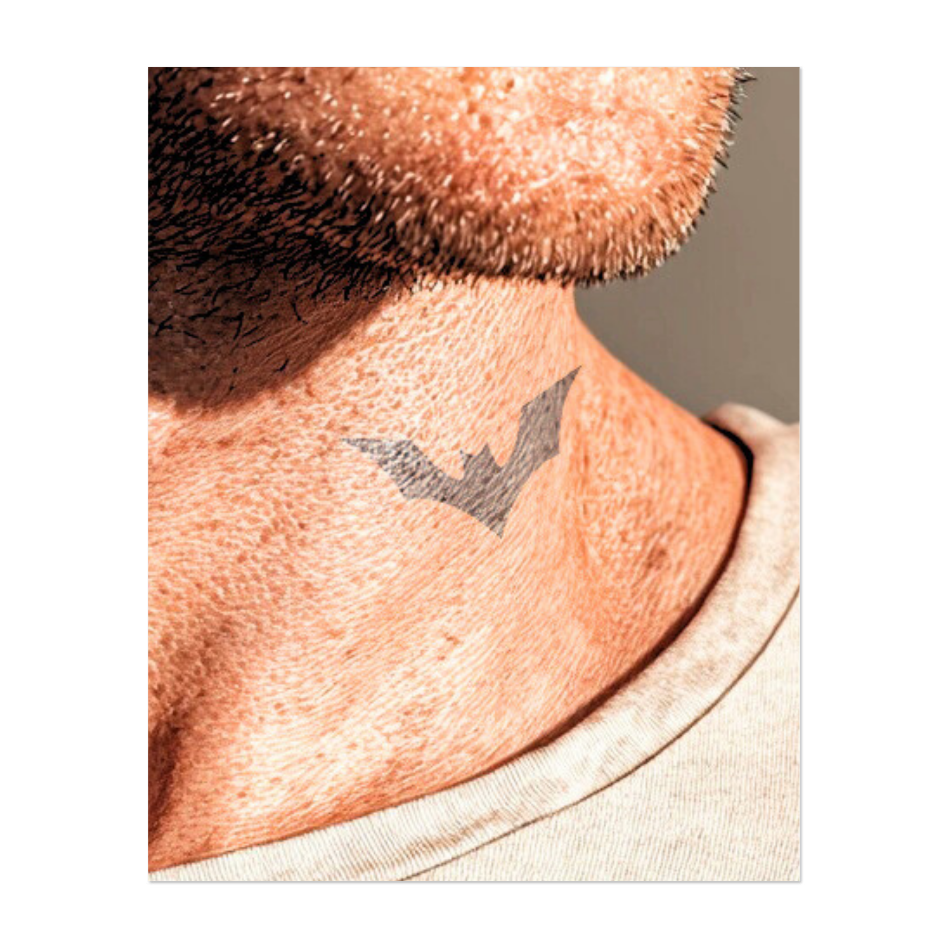 Una silhouette di pipistrello semplice, audace e pulita. Questo tatuaggio simboleggia mistero, libertà ed energia notturna, perfetto per chi trova forza nell'oscurità.