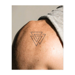 Un disegno geometrico pulito e moderno di triangoli intersecati. Questo tatuaggio simboleggia equilibrio, unità e trasformazione ed è perfetto per chi ama i design minimalisti ma d'impatto.