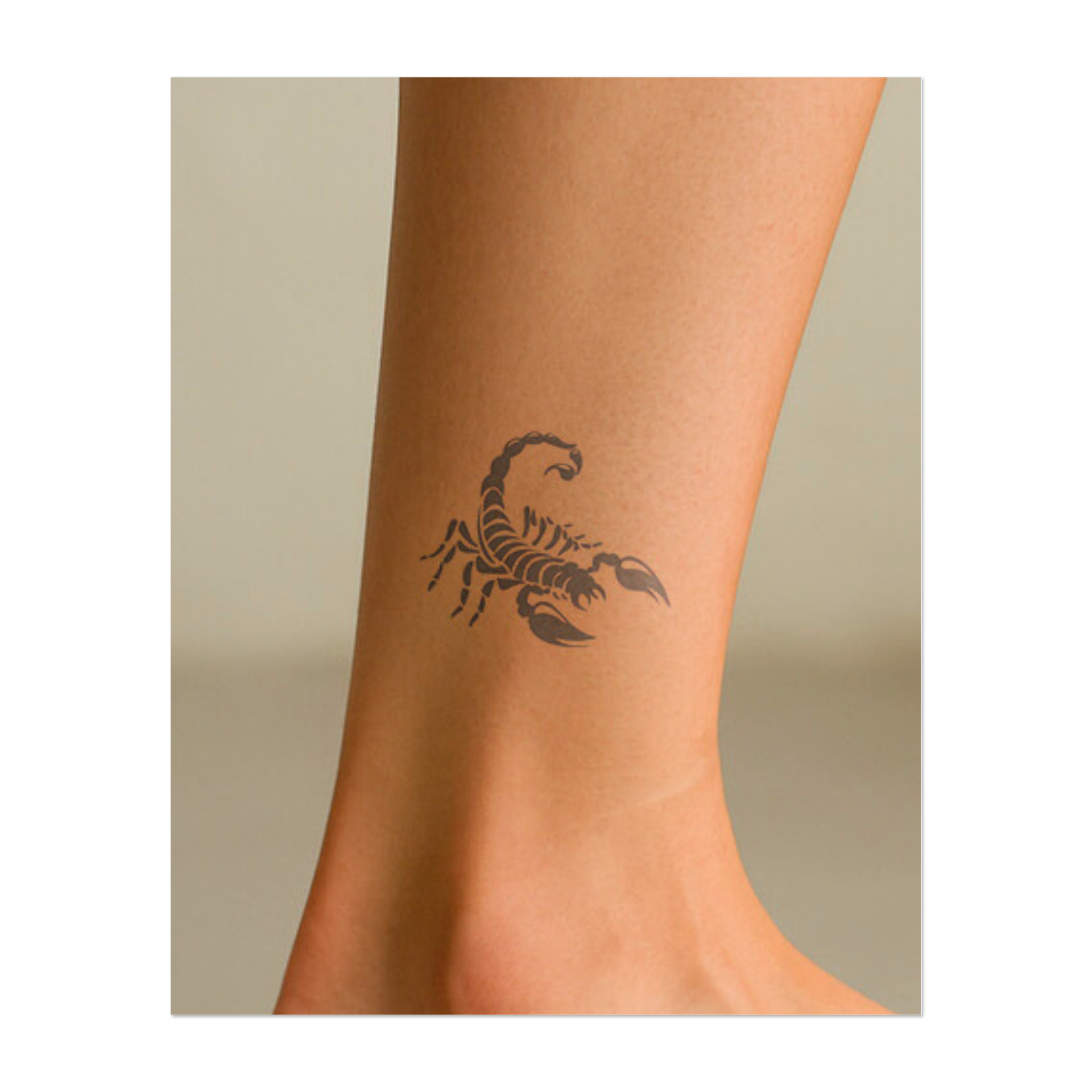 Uno scorpione potente con artigli e pungiglione dettagliati. Questo tatuaggio simboleggia forza, protezione e pericolo, perfetto per chi abbraccia il proprio lato selvaggio e resiliente.