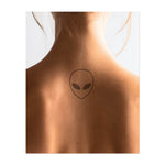 Un volto alieno semplice e sottile con grandi occhi misteriosi. Questo tatuaggio rappresenta la curiosità, l'ignoto e l'energia ultraterrena, ideale per gli appassionati dell'universo e di tutto ciò che è misterioso.