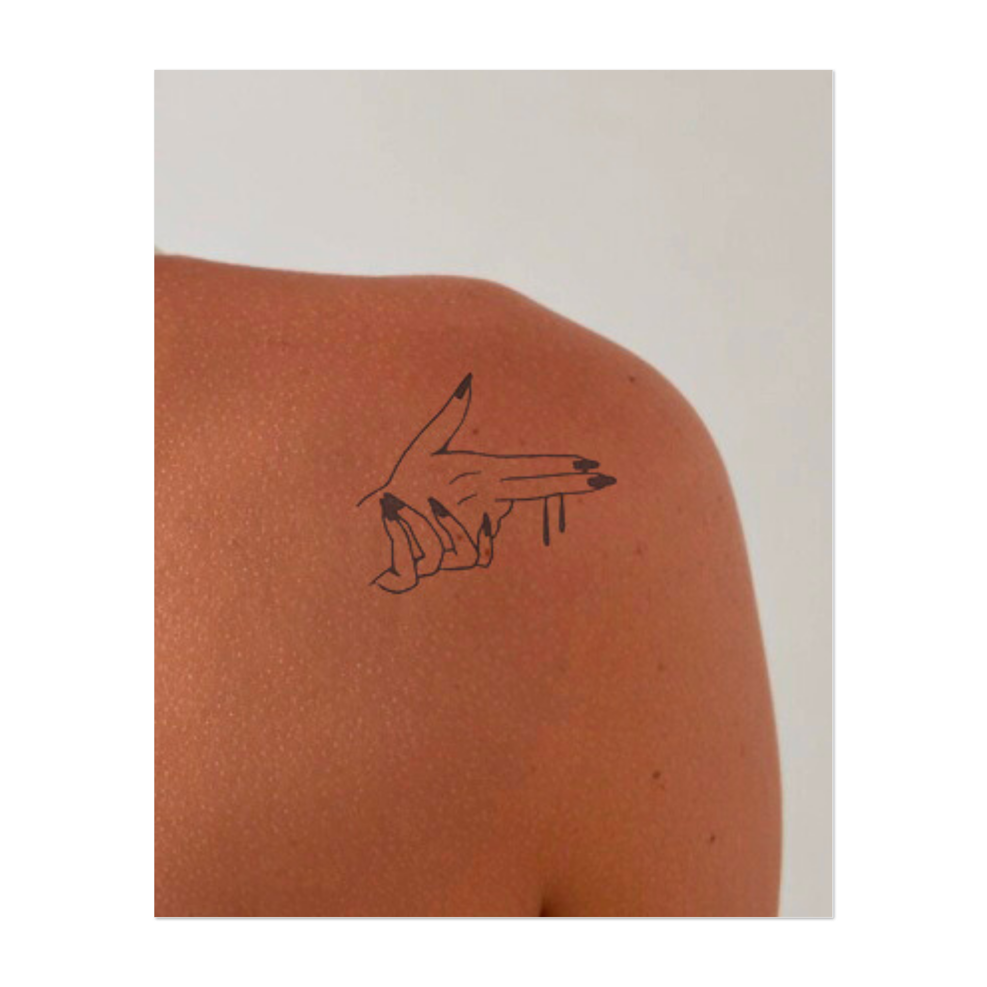 Una mano con unghie lunghe e affilate, ricoperte di inchiostro. Questo tatuaggio rappresenta potere, eleganza e un tocco di ribellione, perfetto per chi desidera fare una dichiarazione audace ed elegante.