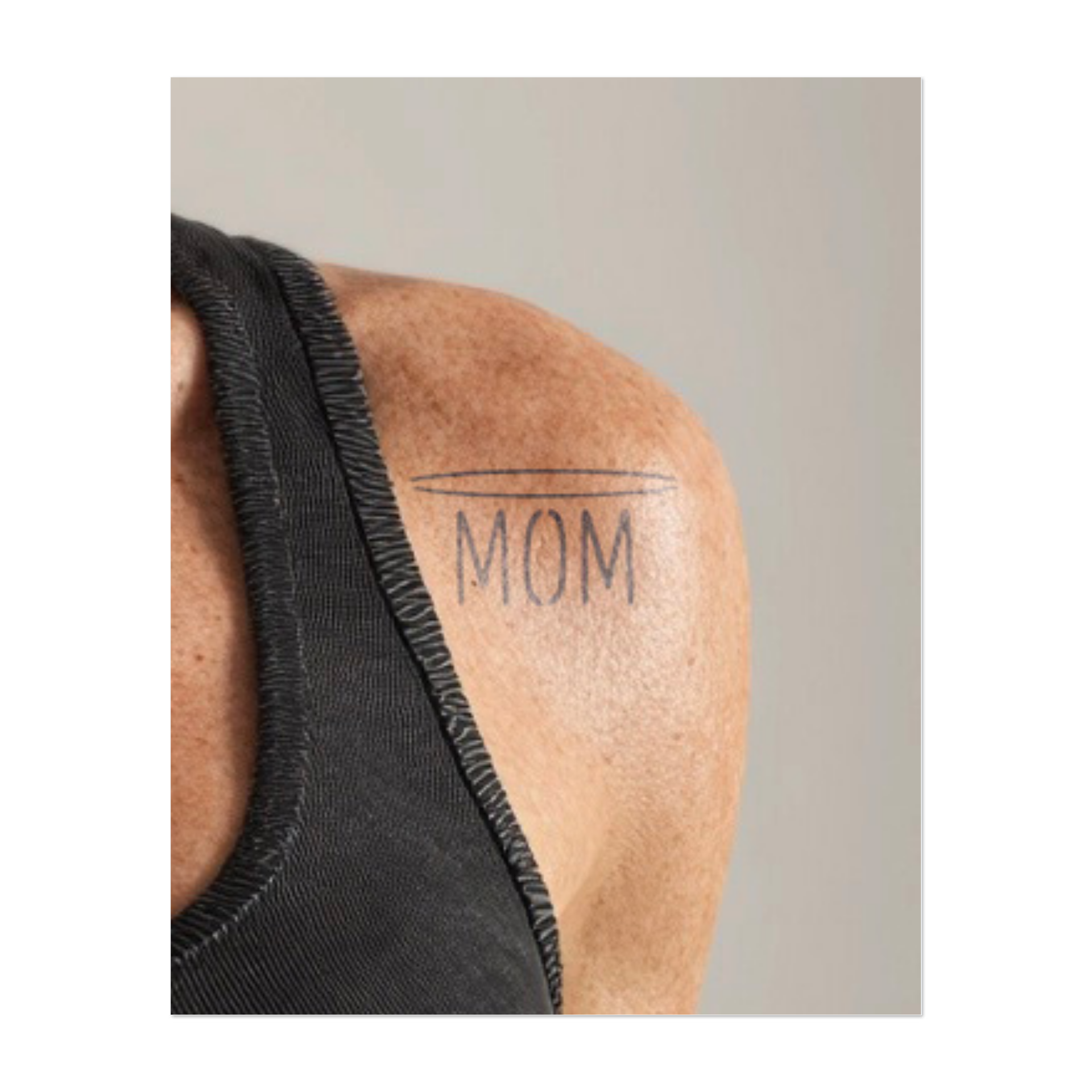 La parola "MOM" con un delicato alone sopra. Questo tatuaggio rappresenta amore, protezione e rispetto ed è un perfetto tributo alla presenza guida di una madre.