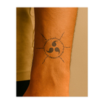 Un disegno dinamico e vorticoso, con linee pulite e fluide che creano un senso di movimento. Questo tatuaggio simboleggia energia, trasformazione e cambiamento costante ed è perfetto per chi abbraccia il flusso della vita e il potere dell'evoluzione.