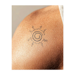 Un simbolo a spirale che rappresenta il clan Uzumaki di Naruto. Questo tatuaggio incarna forza, resilienza e connessione con il viaggio di Naruto. La spirale simboleggia sia il potere dei legami familiari che la ricerca infinita di crescita e miglioramento.
