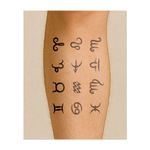 Una collezione di tatuaggi che rappresentano i 12 segni dello zodiaco: Ariete, Toro, Gemelli, Cancro, Leone, Vergine, Bilancia, Scorpione, Sagittario, Capricorno, Acquario e Pesci.