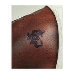 Due potenti draghi intrecciati, i cui corpi sono pieni di energia e fiamme. Questo tatuaggio rappresenta forza, armonia e protezione. Perfetto per chi abbraccia l'equilibrio, la dualità e il potere dello spirito della natura.