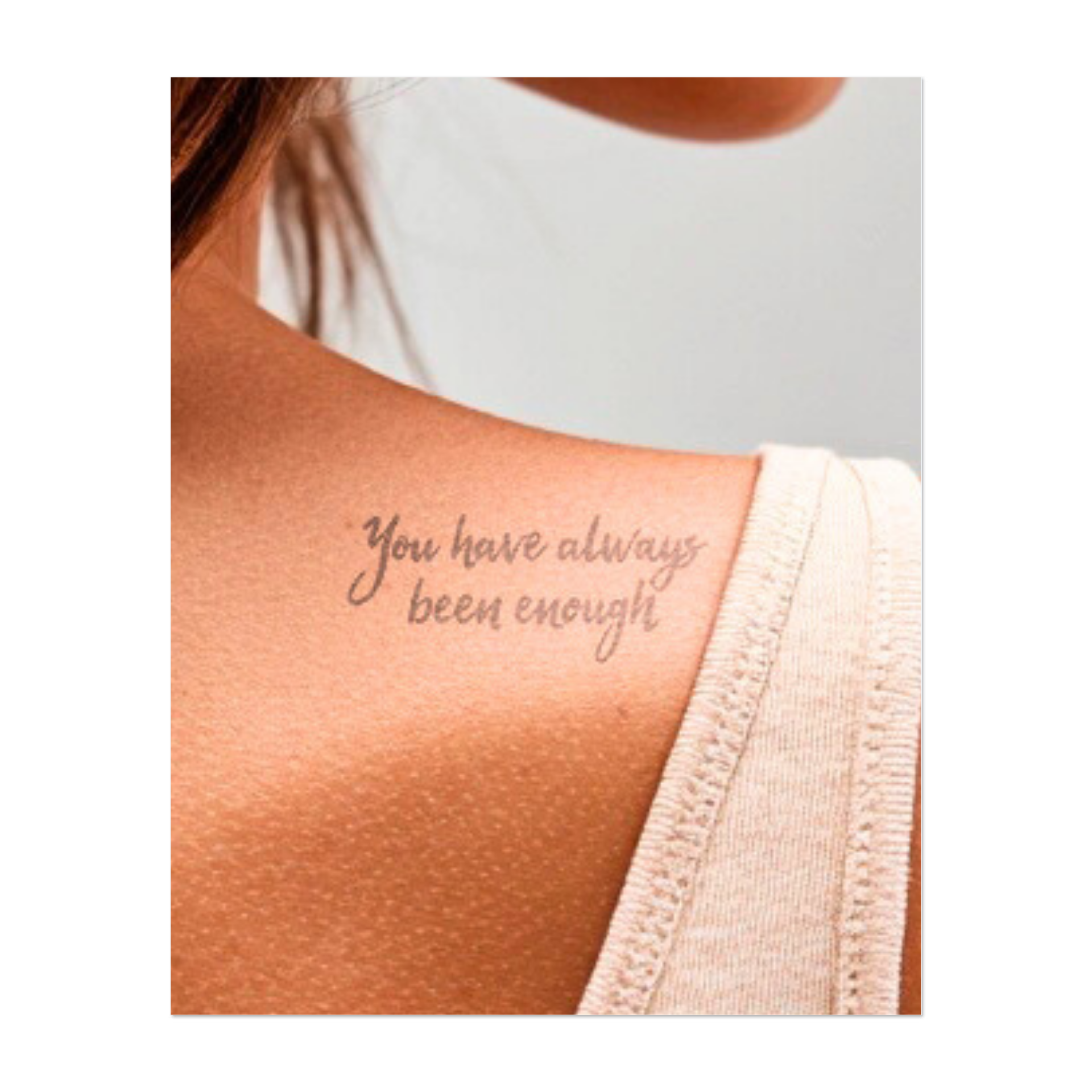 La frase motivazionale "Sei sempre stato abbastanza" in una calligrafia fluida. Questo tatuaggio è un promemoria di autostima e forza interiore, perfetto per chi abbraccia l'amor proprio e crede in se stesso.