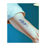 Un serpente dettagliato avvolto in spire con disegni intricati. Questo tatuaggio simboleggia saggezza, trasformazione e protezione, perfetto per chi apprezza la crescita personale e la forza attraverso il cambiamento.