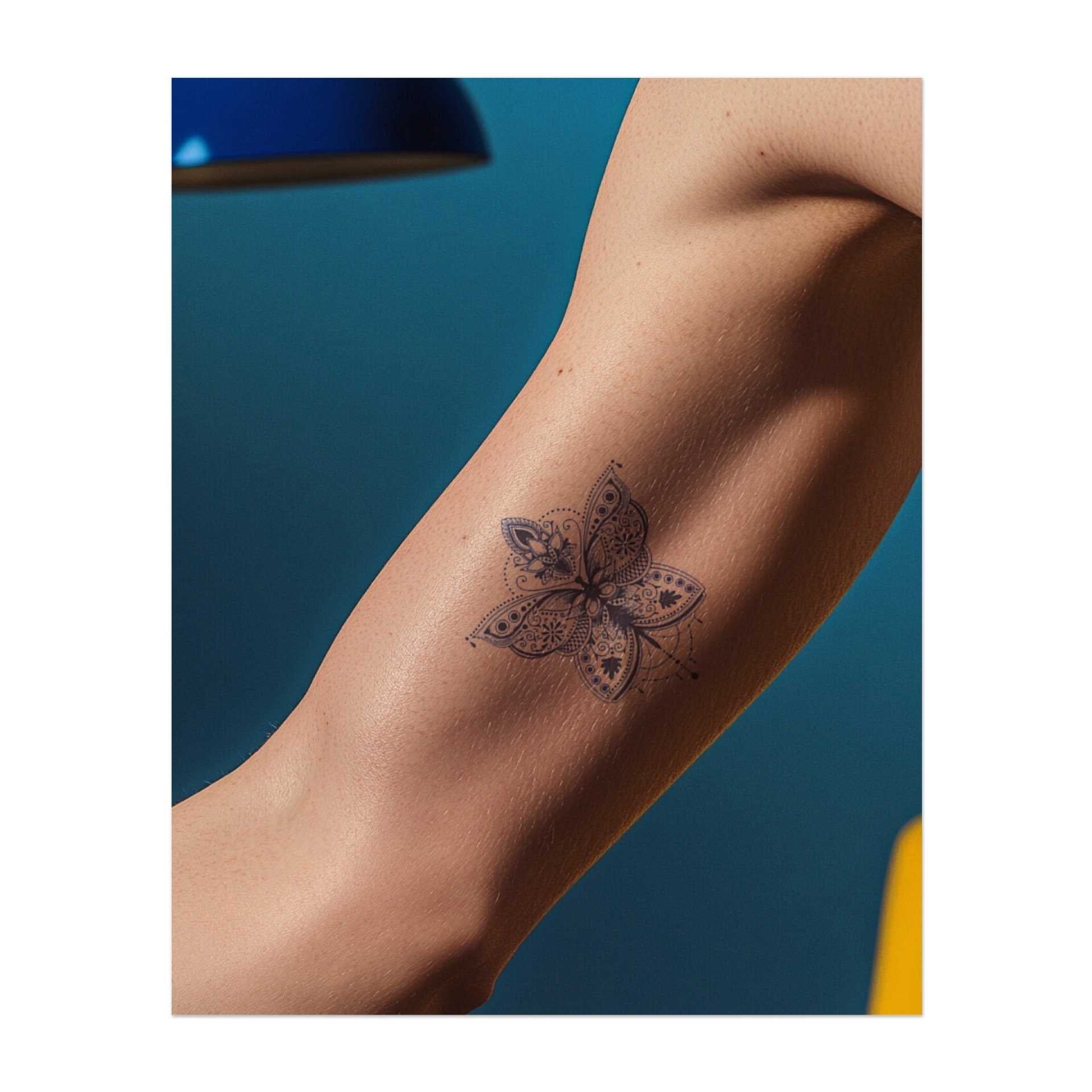 Una farfalla con ali decorate da mandala, ricche di motivi dettagliati e linee fluide. Questo tatuaggio simboleggia trasformazione, libertà e bellezza interiore, perfetto per chi apprezza la crescita e l'espressione di sé.