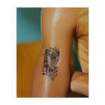 Un disegno raffigurante un drago e una carpa koi circondati da fiori di loto. Disegno lineare dettagliato. Racchiuso in una cornice rettangolare.