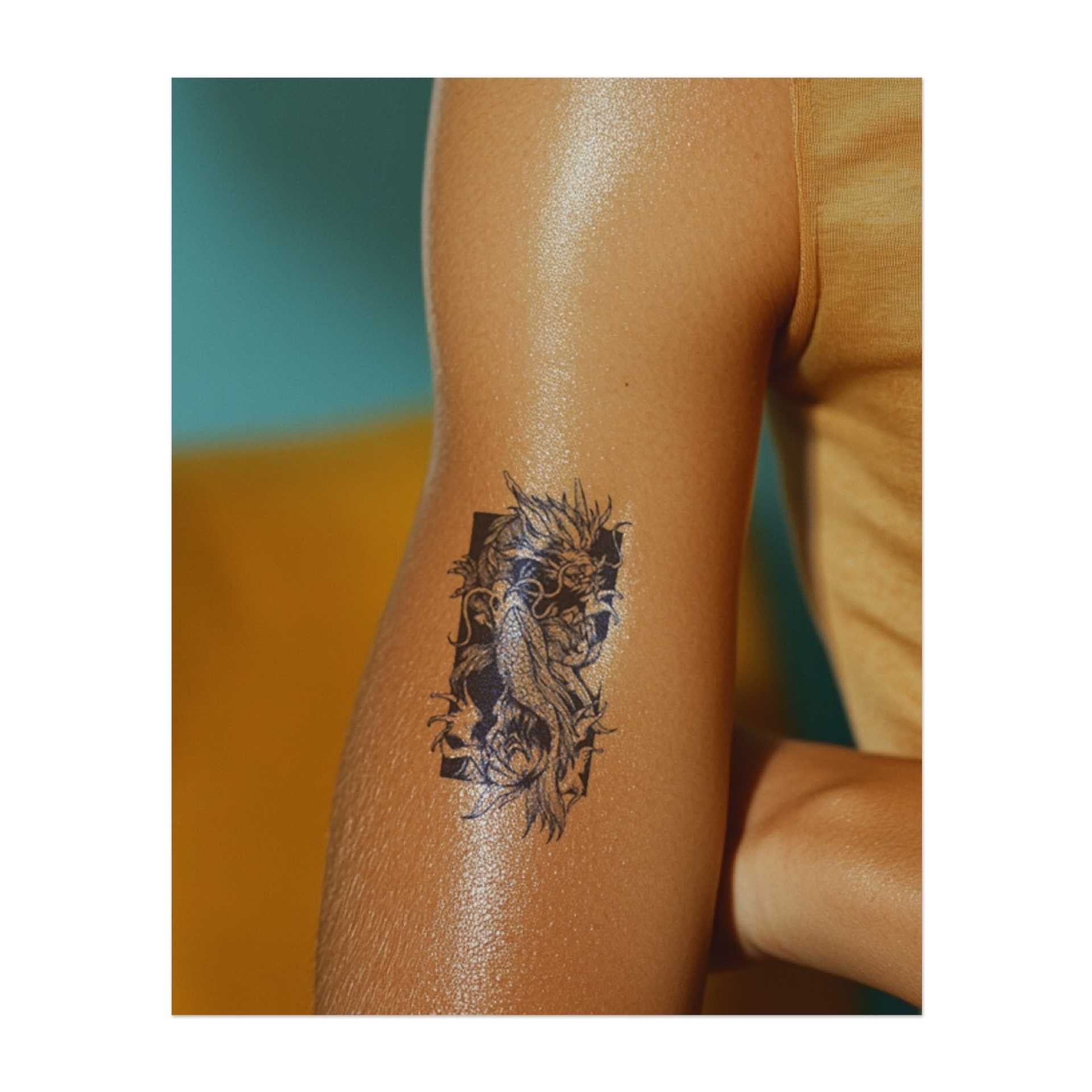 Un disegno raffigurante un drago e una carpa koi circondati da fiori di loto. Disegno lineare dettagliato. Racchiuso in una cornice rettangolare.